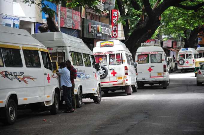 ಸಾಲುಗಟ್ಟಿ ನಿಂತಿರುವ ಆಂಬುಲೆನ್ಸ್‌ಗಳು