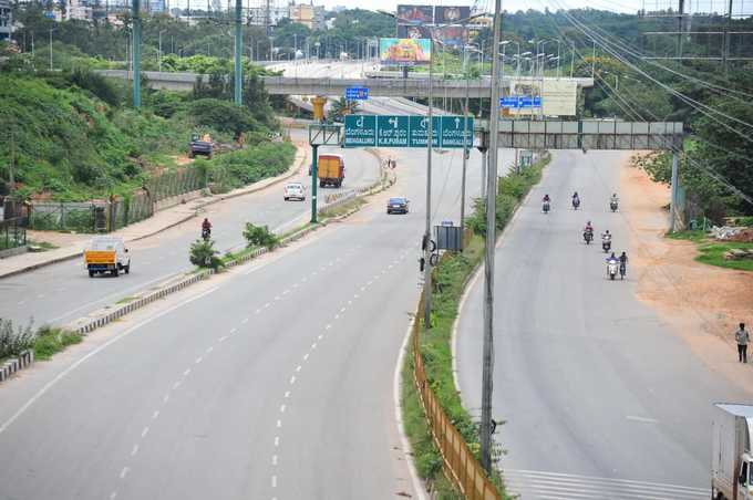 ಹೆದ್ದಾರಿ ಖಾಲಿ.. ಖಾಲಿ..