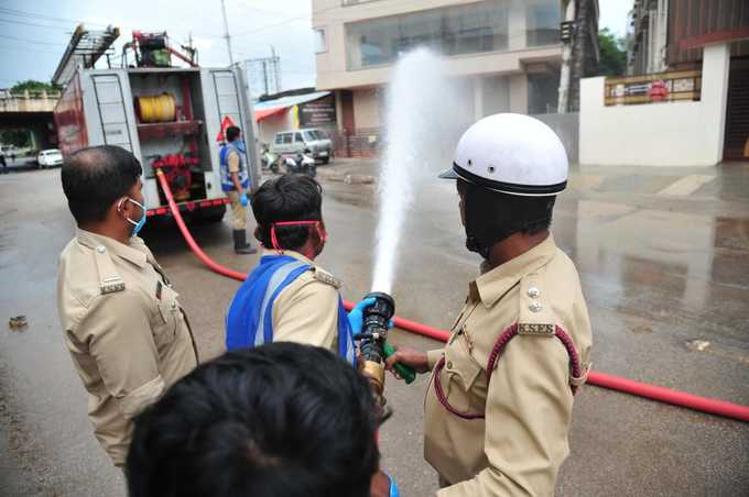 ಅಗ್ನಿಶಾಮಕ ಸಿಬ್ಬಂದಿಯಿಂದ ಸೋಂಕು ಮುಕ್ತ ದ್ರಾವಣ ಸಿಂಪಡಣೆ