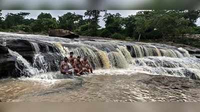 मिर्जापुरः वीकेंड लॉकडाउन पर भी पिकनिक स्पॉटों पर मस्ती करते दिखे लोग