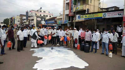 Milk Protest: आंदोलन सुरू; राज्यात ठिकठिकाणी रस्त्यावर दुधाचे पाट