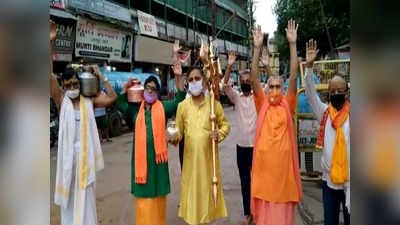 Kashi Vishwanath News: विश्वनाथ गली के 5 व्यापारियों ने निभाई परंपरा, किया जलाभिषेक