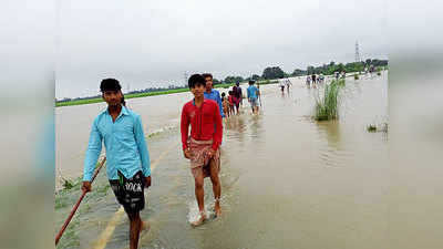 Flood in Bihar: बिहार में जल सैलाब से बिगड़े हालात, कहीं गिरे घर तो कहीं गांव में घुसा पानी