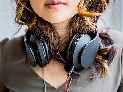 Online Headphone : अच्छे गानों से बेहतर हो जाता है मूड, जानें कौन सा हेडफोन रहेगा बेस्ट