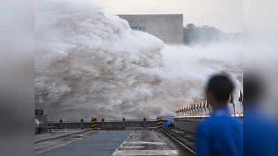 चीन: सबसे बड़े बांध की तस्वीरों में दिखी आफत, और ज्यादा शक्तिशाली बाढ़ का रेड अलर्ट