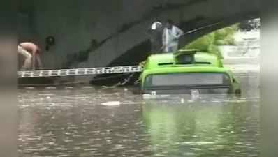 દિલ્હી: ભારે વરસાદના કારણે પાણીમાં ફસાઈ બસ, ડ્રાઈવર-કંડક્ટરને આ રીતે બચાવાયા