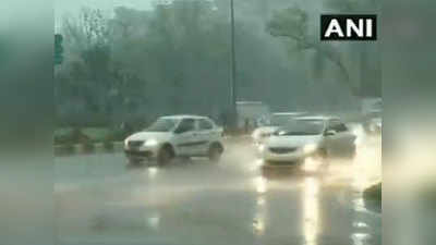 Delhi Rain Pics: दिल्ली-एनसीआर में झमाझम बारिश, दिन में हुआ अंधेरा
