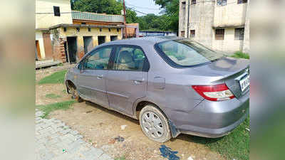 सुलतानपुर: पुलिस चौकी के पीछे कार में अय्याशी, युवती हिरासत में, 2 युवक फरार