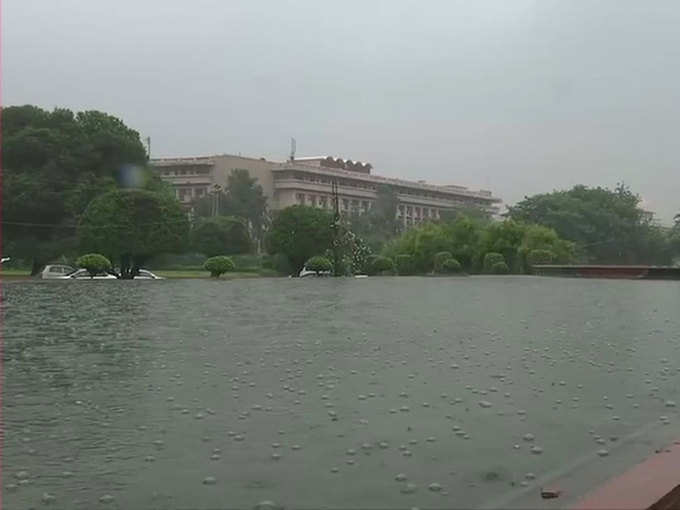 दिल्ली में मौसम हुआ सुहाना