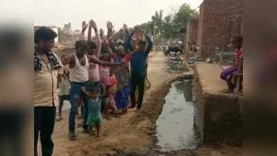 अलीगढ़ में नरकीय जीवन जीने को लोग मजबूर, चेयरमैन मुर्दाबाद के लगे नारे