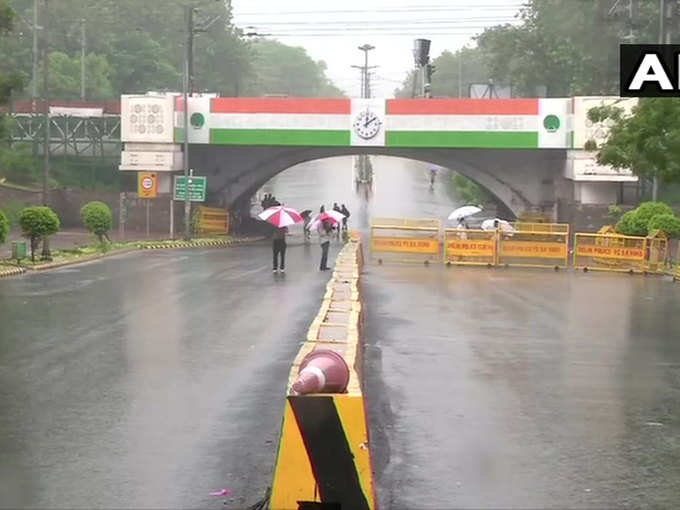 दिल्ली के मिंटो रोड ब्रिज की सड़क को किया बंद