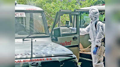 KEAM പരീക്ഷ സമയത്ത് കൂട്ടംകൂടിയ 600 ഓളം രക്ഷിതാക്കള്‍ക്കെതിരേ കേസെടുത്തു