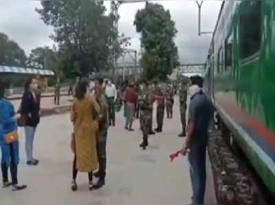 Emotional Video : ಮತ್ತೆ ಸೇವೆಗೆ ಮರಳಿದ ಯೋಧರು : ಕುಟುಂಬದವರನ್ನು ಬೀಳ್ಕೊಟ್ಟ ಕ್ಷಣವೇ ಭಾವನಾತ್ಮಕ