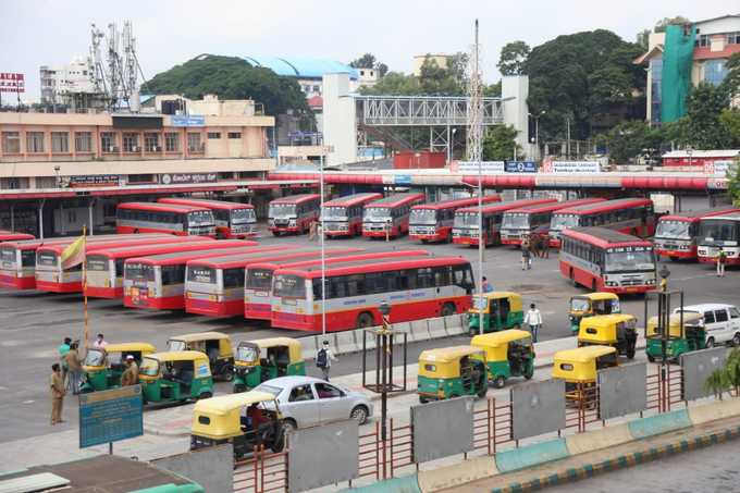 ಕೆಎಸ್‌ಆರ್‌ಟಿಸಿ ಬಸ್‌ ನಿಲ್ದಾಣದಲ್ಲಿ ಕೆಂಪು ಬಸ್‌ಗಳ ಸಾಮ್ರಾಜ್ಯ