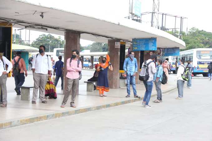 ಬಸ್‌ಗಾಗಿ ಕಾಯುತ್ತಿರುವ ಪ್ರಯಾಣಿಕರು