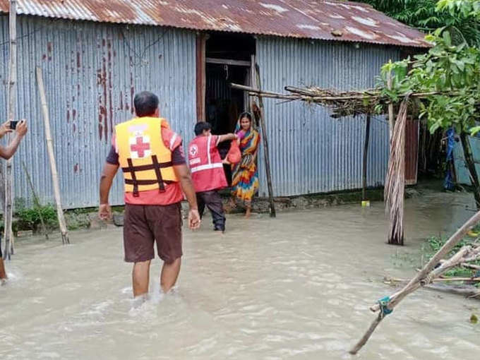 लोगों को सुरक्षित बचाते बचाव दल के सदस्‍य