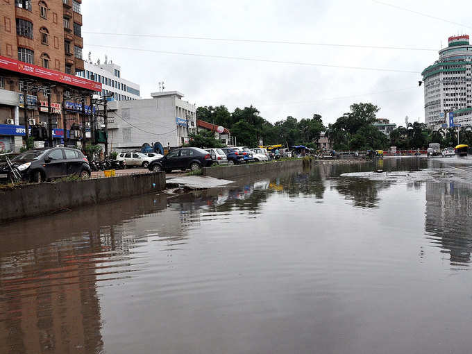 पटना के सबसे पॉश गांधी मैदान इलाके में रोड पर जलजमाव