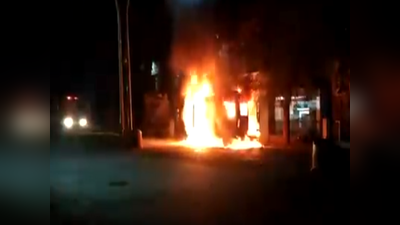 Karnataka News: कोरोना से मरीज की मौत के बाद परिजनों का फूटा गुस्सा, एंबुलेंस में लगाई आग