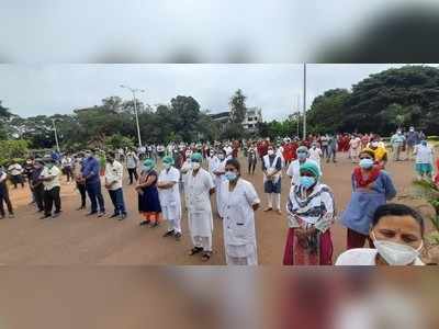 ವೈದ್ಯರು ಮತ್ತು ನರ್ಸಿಂಗ್‌ ಸಿಬ್ಬಂದಿ ಮೇಲೆ ನಡೆದ ಹಲ್ಲೆ ಖಂಡಿಸಿ ಬೆಳಗಾವಿ ಜಿಲ್ಲಾಸ್ಪತ್ರೆ  ಸಿಬ್ಬಂದಿ ಪ್ರತಿಭಟನೆ