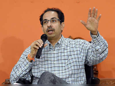 Uddhav Thackeray: मी इथेच बसलोय; मुलाखत सुरू असताना सरकार पाडा