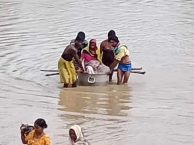 భగవంతుడా.. గర్భిణీని పాత్రలో కుర్చోబెట్టి నది దాటించారు, చివరికి విషాదం