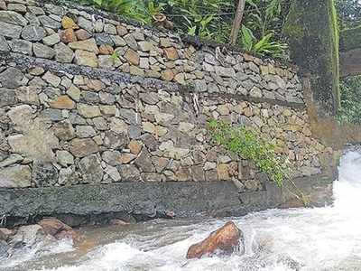 ശക്തമായ മഴ: സീതത്തോട് - മുണ്ടൻപാറ പാലത്തിൻ്റെ സംരക്ഷണ ഭിത്തിയുടെ അടിത്തറ ഇളകി