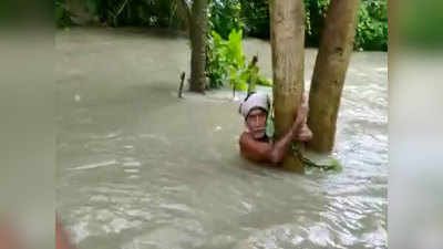 बाढ़ में बुजुर्ग को सता रहा था जान जाने का डर, फरिश्ते बनकर आए डीएम-एसपी, देखिए रेस्क्यू ऑपरेशन की LIVE तस्वीरें