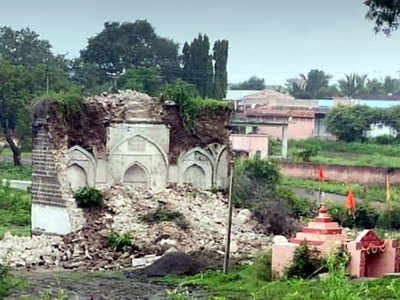 Historic Mosque नगरजवळ ४५० वर्षांपूर्वीची मशिद कोसळली; ट्रस्टने घेतली शंका