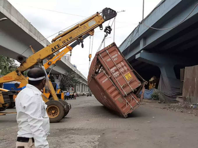 ​दो क्रेन से हटाए जा रहे कंटेनर