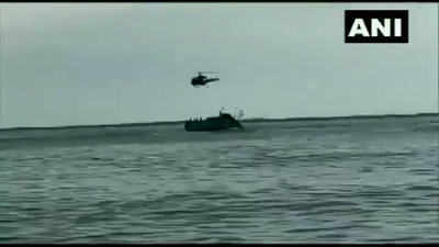 बीच समंदर क्षतिग्रस्त नाव में फंसे मछुआरे, नौसेना के हेलिकॉप्टर ने बचाई जान