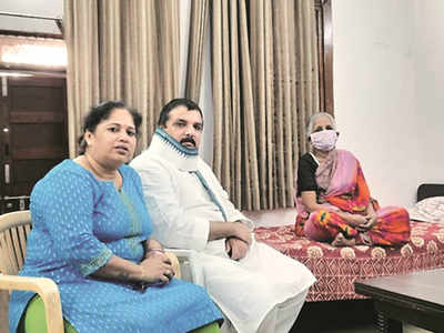 बेटे ने 70 साल की मां को घर से निकाला, AAP सांसद संजय सिंह ने अपने घर में दी जगह
