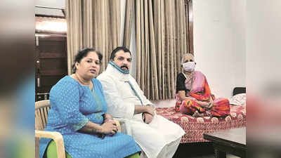 बेटे ने 70 साल की मां को घर से निकाला, AAP सांसद संजय सिंह ने अपने घर में दी जगह
