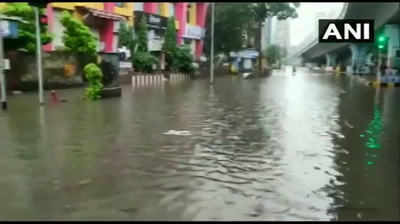 Mumbai Rain Video: भारी बारिश के बाद मुंबई की सड़कें बनीं तालाब