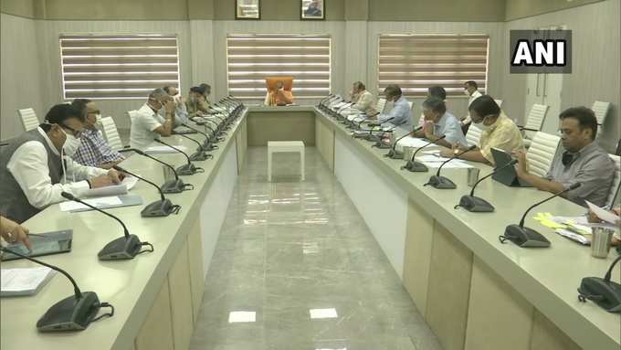 मुख्यमंत्री योगी आदित्यनाथ ने अपनी कोविड-19 मैनेजमेंट टीम-11 के साथ बैठक शुरू की।