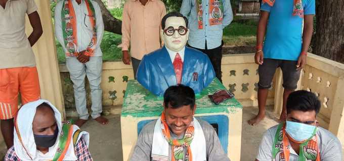 वाराणसी में जिला कांग्रेस कमिटी के आह्वान पर जिला उपाध्यक्ष राजीव कुमार ने पिंडरा विधानसभा के गजोखर गांव में डॉ भीमराव आंबेडकर की प्रतिमा पर धरना-प्रदर्शन किया। उन्होंने आरोप लगाया कि राजस्थान में गहलोत कांग्रेस सरकार को गिराने के लिए भाजपा के लोग विधायकों को खरीद रहे हैं।
