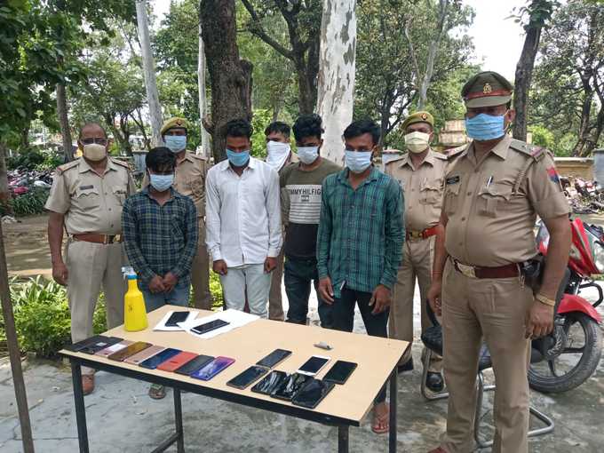 शाहजहांपुर में बीटीसी और एमबीए के छात्र गर्लफ्रेंड के शौक पूरे करने के लिए चोर बन गए। महंगे मोबाईल, होटलबाजी और नशे का शौक भी चोर बनने का बन गया कारण। पुलिस ने चार चोरों को किया गिरफ्तार। चोरी की बाइक, 17 महंगे मोबाईल और 20000 रुपये नकद बरामद।