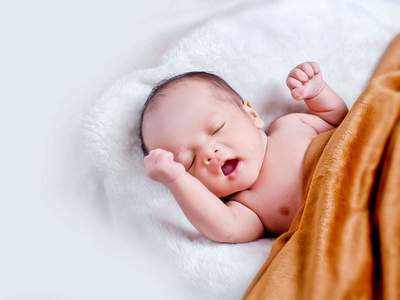 रात को सोते समय शिशु को पसीना आने का कारण कर सकता है आपको परेशान