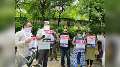 दिल्ली यूनिवर्सिटी के टीचर्स का सरकार के खिलाफ विधानसभा पर प्रदर्शन