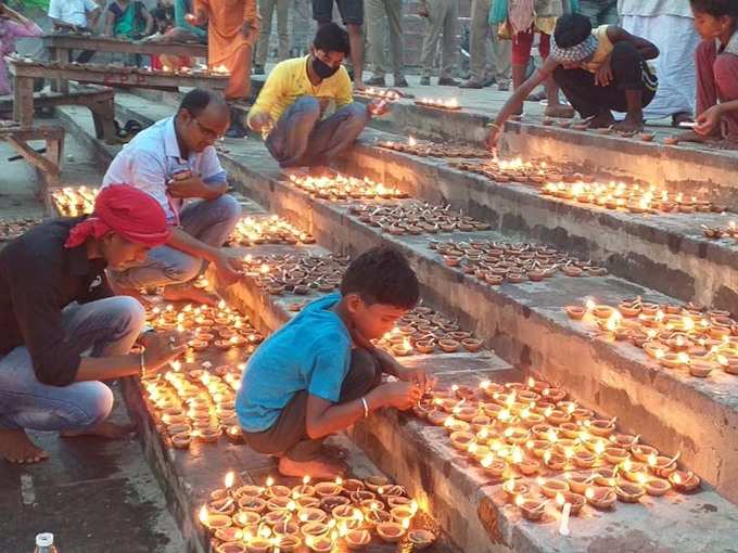 मंदिर निर्माण का उत्सव शुरू, सरयू तट पर जलाए गए दीप