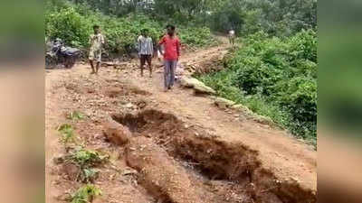 विकास का रास्ता रोक रहा था पहाड़, गांव वालों ने उठाया हथौड़ा और चीरकर बना डाली सड़क