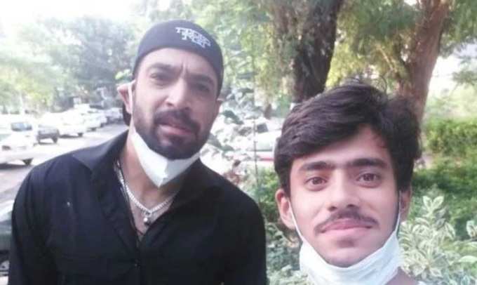 Haris Rauf took selfie with a fan