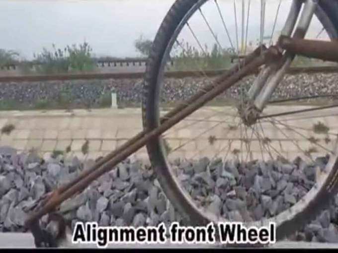 पुरानी चीजों से बनी है रेल साइकिल