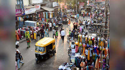 illegal hawkers : बेकायदेशीर फेरीवाल्यांमुळेच करोना फैलावला; पोलीस निरीक्षकाचं पालिकेला पत्र