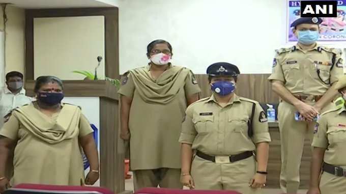हैदराबाद सिटी के कमिश्नर ऑफ पुलिस ने कहा, 38 महिला पुलिस अधिकारी जिन्हें कोरोना हो गया था, अब ठीक होकर काम पर वापस आ गई हं। हमें उनपर गर्व है। वे जिम्मेदार अधिकारी हैं।
