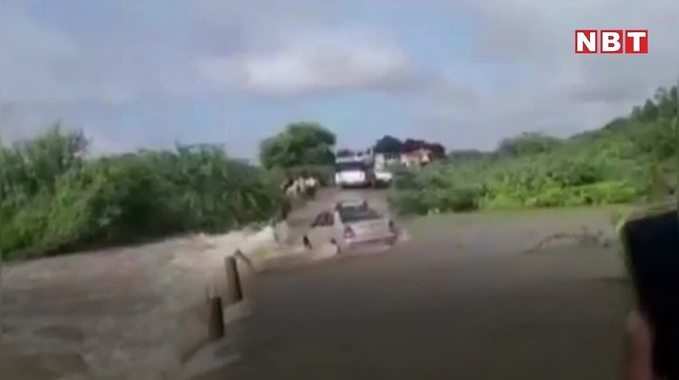 आंध्र प्रदेश के अनंतपुर में बाढ़ के पानी में कार के साथ बह गए दो लोग