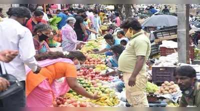 ಕೊರೊನಾ ಭೀತಿ ನಡುವೆ ವರಮಹಾಲಕ್ಷ್ಮಿ ಹಬ್ಬಕ್ಕೆ ಸಿದ್ದತೆ: ಸಾಮಾಜಿಕ ಅಂತರ ಮರೆತ ಜನ