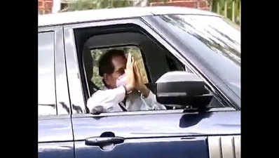 uddhav thackeray : स्टिअरिंग सोडलं; मुख्यमंत्र्यांचा चालत्या गाडीतून हात जोडून नमस्कार!