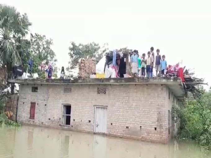 सारण में छतों पर बाढ़ पीड़ितों ने ली शरण