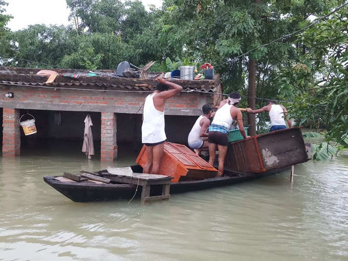 दीपक के गांव में बाढ़ की हालत का एक और दृश्य