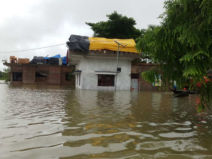 बाढ़ के पानी में घर के सामान तैरने लगे